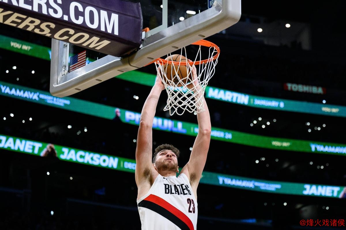 “客观评价：杜伦内线称霸拿下26分10板，克林根三分神准防守出色贡献17分10板，两人表现亮眼数据一目了然”