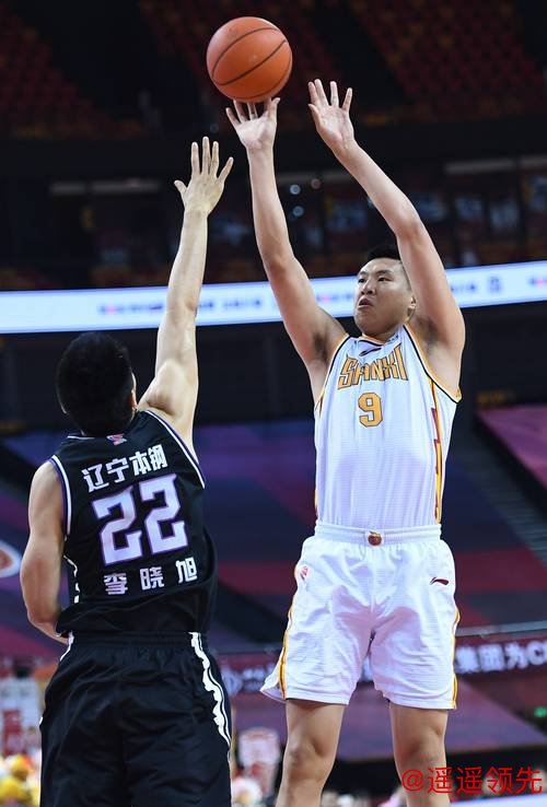 闫鹏飞22+12上海2-1晋级八强 首钢4人被驱逐