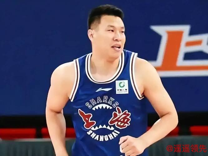 闫鹏飞22+12上海2-1晋级八强 首钢4人被驱逐