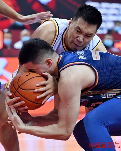 闫鹏飞22+12上海2-1晋级八强 首钢4人被驱逐