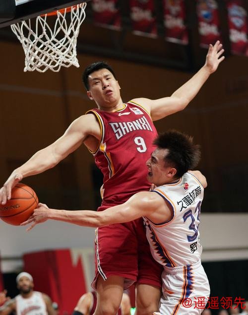 闫鹏飞22+12上海2-1晋级八强 首钢4人被驱逐